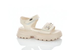 Сандалі на тракторній підошві