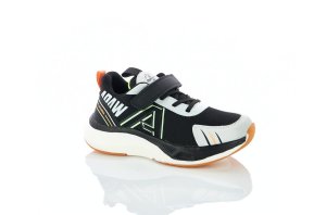 Привлекательные кроссовки для детей